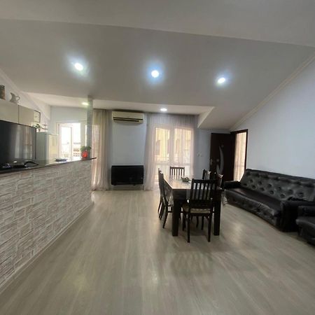 Apartment On Luka Asatiani 2 バトゥーミ エクステリア 写真