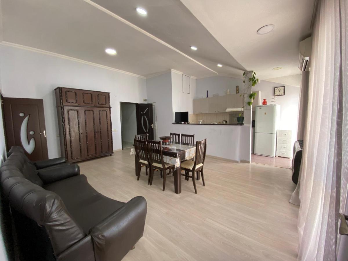 Apartment On Luka Asatiani 2 バトゥーミ エクステリア 写真